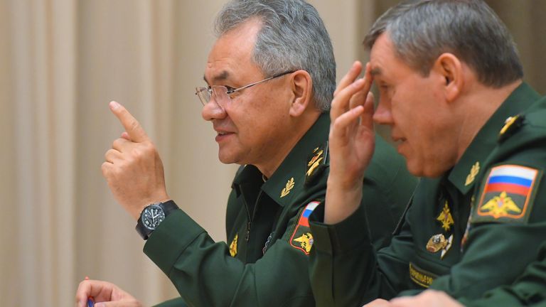 Министр обороны РФ Сергей Шойгу и начальник Генерального штаба Вооруженных сил РФ - первый заместитель министра обороны РФ Валерий Герасимов перед началом совещания президента РФ Владимира Путина с руководством министерства обороны РФ и предприятий ОПК Министр обороны РФ Сергей Шойгу и начальник Генерального штаба Вооруженных сил РФ - первый заместитель министра обороны РФ Валерий Герасимов перед началом совещания президента РФ Владимира Путина с руководством министерства обороны РФ и предприятий ОПК