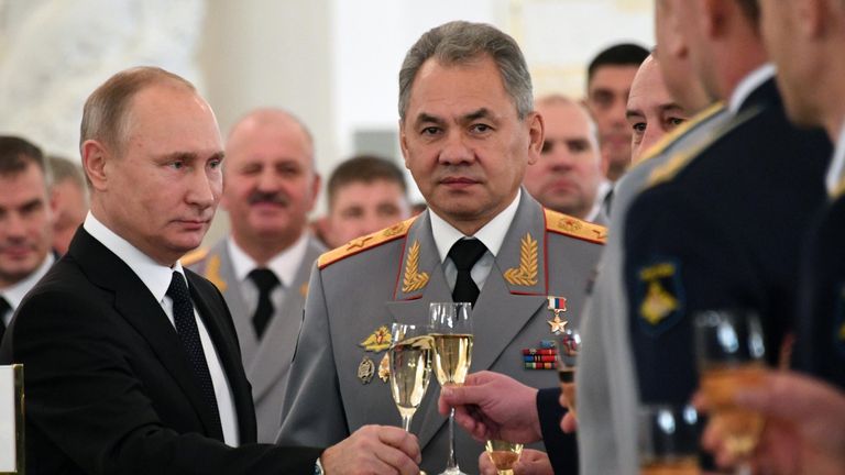 Президент РФ Владимир Путин и министр обороны РФ Сергей Шойгу (в центре) во время встречи с военнослужащими Вооруженных сил РФ, принимавшими участие в антитеррористической операции в Сирийской Арабской Республике Президент РФ Владимир Путин и министр обороны РФ Сергей Шойгу (в центре) во время встречи с военнослужащими Вооруженных сил РФ, принимавшими участие в антитеррористической операции в Сирийской Арабской Республике