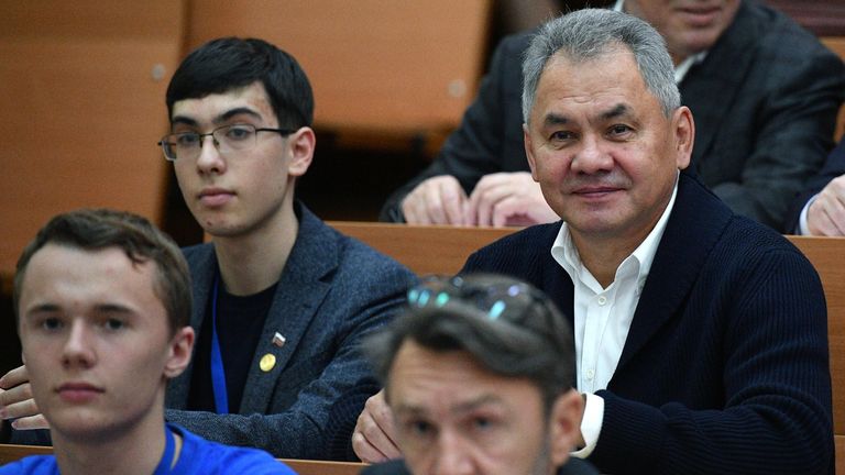 Министр обороны РФ Сергей Шойгу во время Всероссийского географического диктанта Министр обороны РФ Сергей Шойгу во время Всероссийского географического диктанта