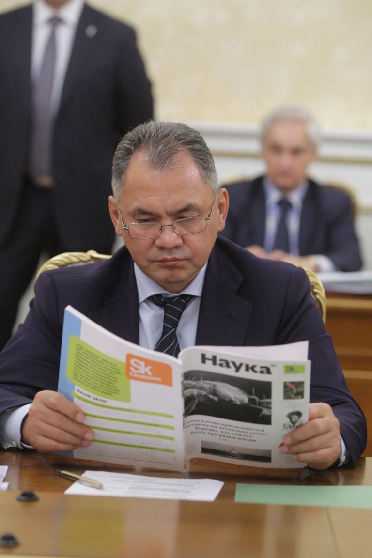  Глава МЧС РФ Сергей Шойгу читает журнал Наука перед заседанием президиума правительства РФ в Доме правительства РФ