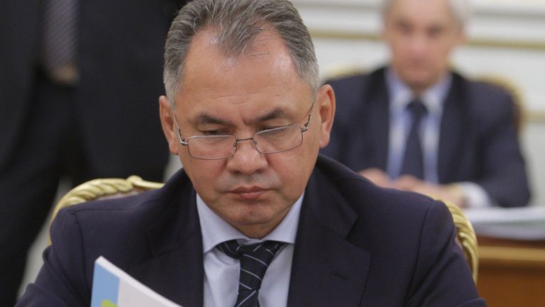 Глава МЧС РФ Сергей Шойгу читает журнал Наука перед заседанием президиума правительства РФ в Доме правительства РФ Глава МЧС РФ Сергей Шойгу читает журнал Наука перед заседанием президиума правительства РФ в Доме правительства РФ