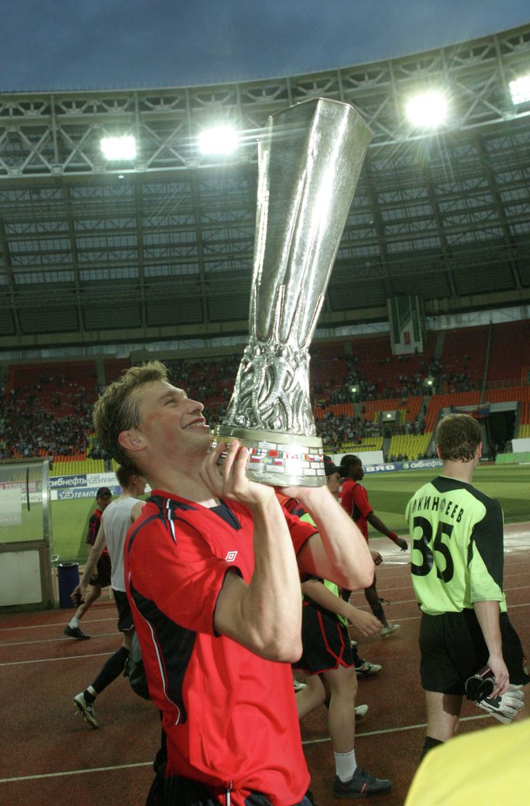 Защитник ПФК ЦСКА Василий Березуцкий с Кубком УЕФА. Архив, 2005 год