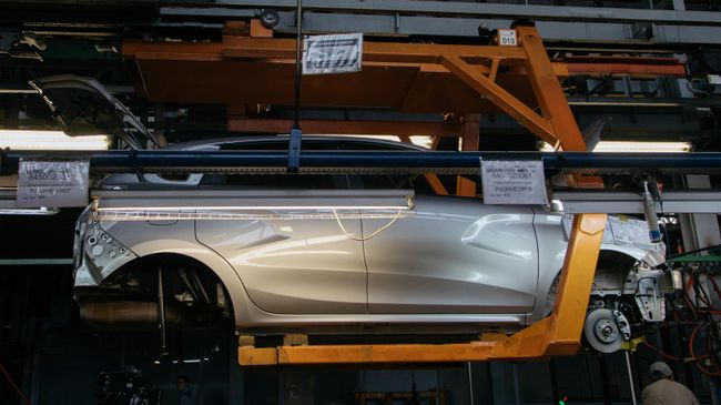 Сборка новых автомобилей на заводе АвтоВАЗ в Тольятти