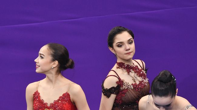 Евгения Медведева (Россия), завоевавшая серебряную медаль, и Алина Загитова Евгения Медведева (Россия), завоевавшая серебряную медаль, и Алина Загитова