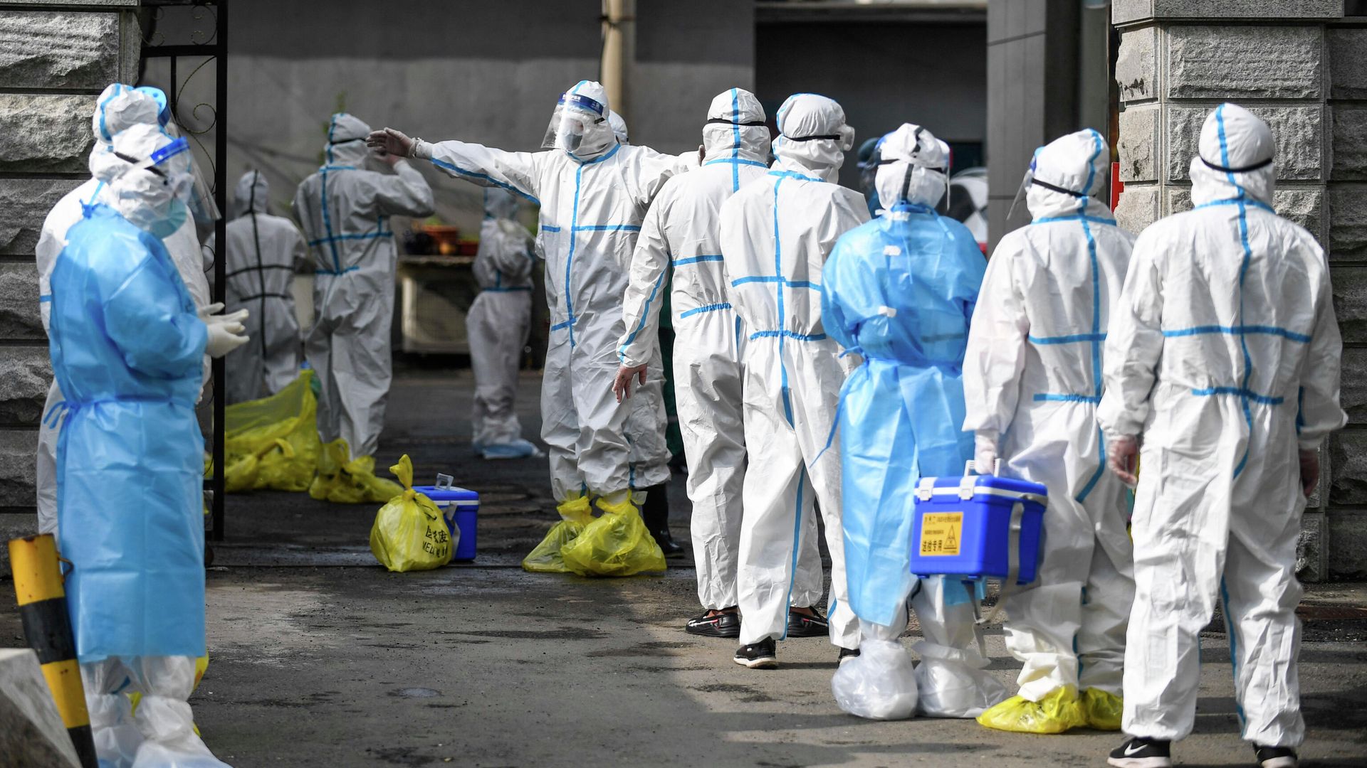 Медицинские работники проходя дезинфекцию в Китае Медицинские работники проходя дезинфекцию в Китае - РИА Новости, 1920, 25.11.2022