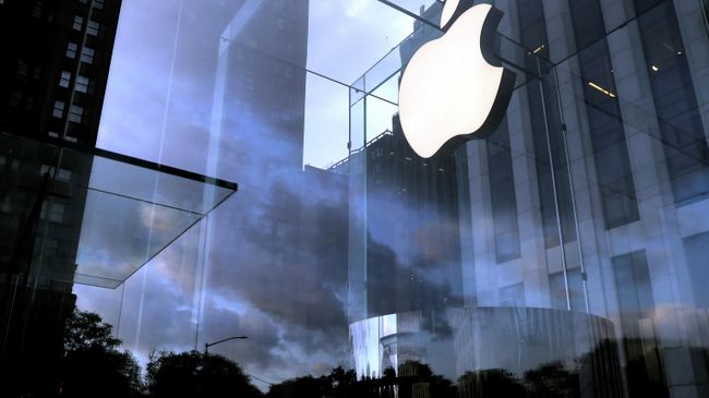 Логотип компании Apple на магазине Apple Store в Нью-Йорке Логотип компании Apple на магазине Apple Store в Нью-Йорке