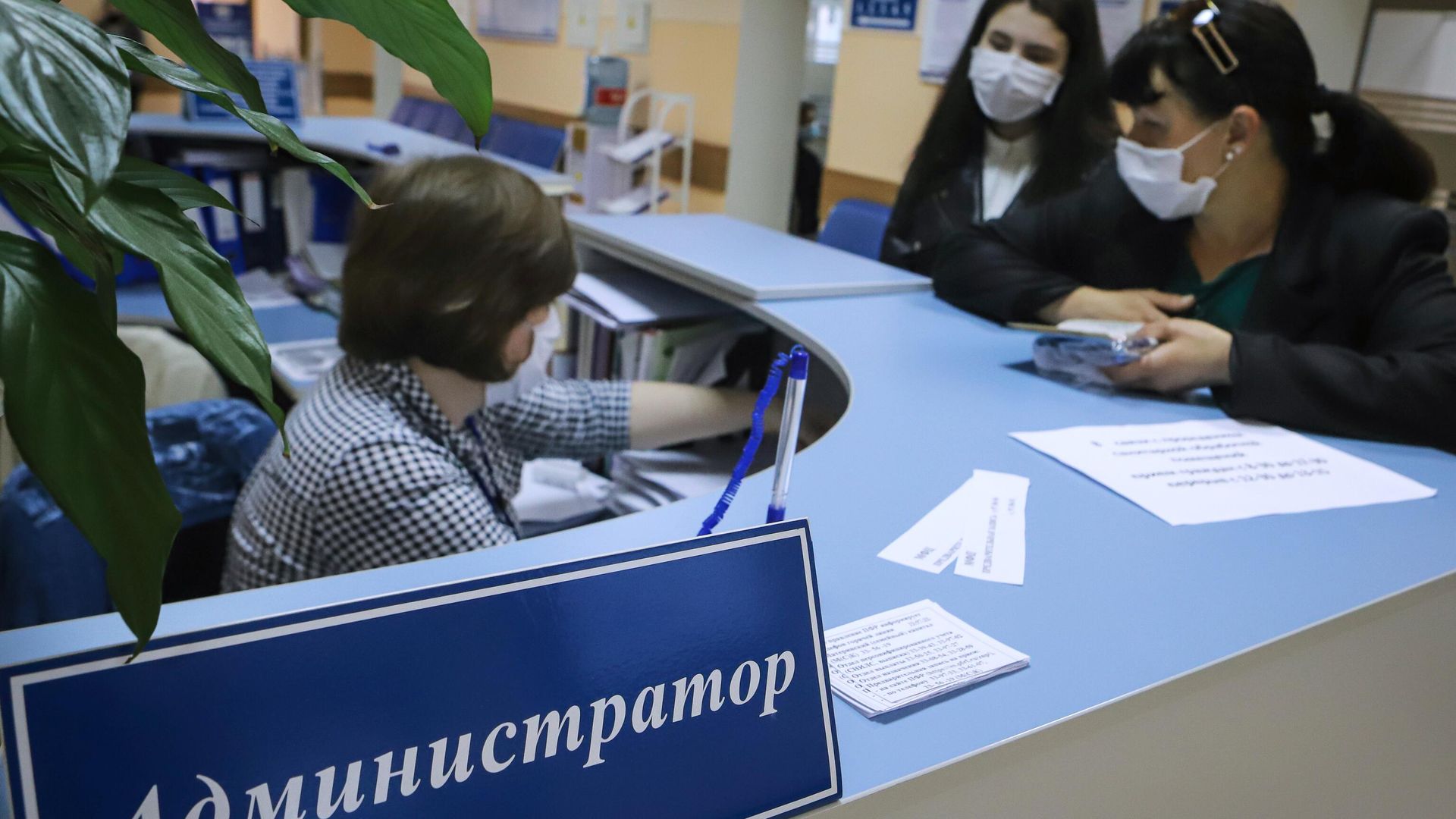 Посетители в отделении пенсионного фонда Посетители в отделении пенсионного фонда - РИА Новости, 1920, 11.12.2020