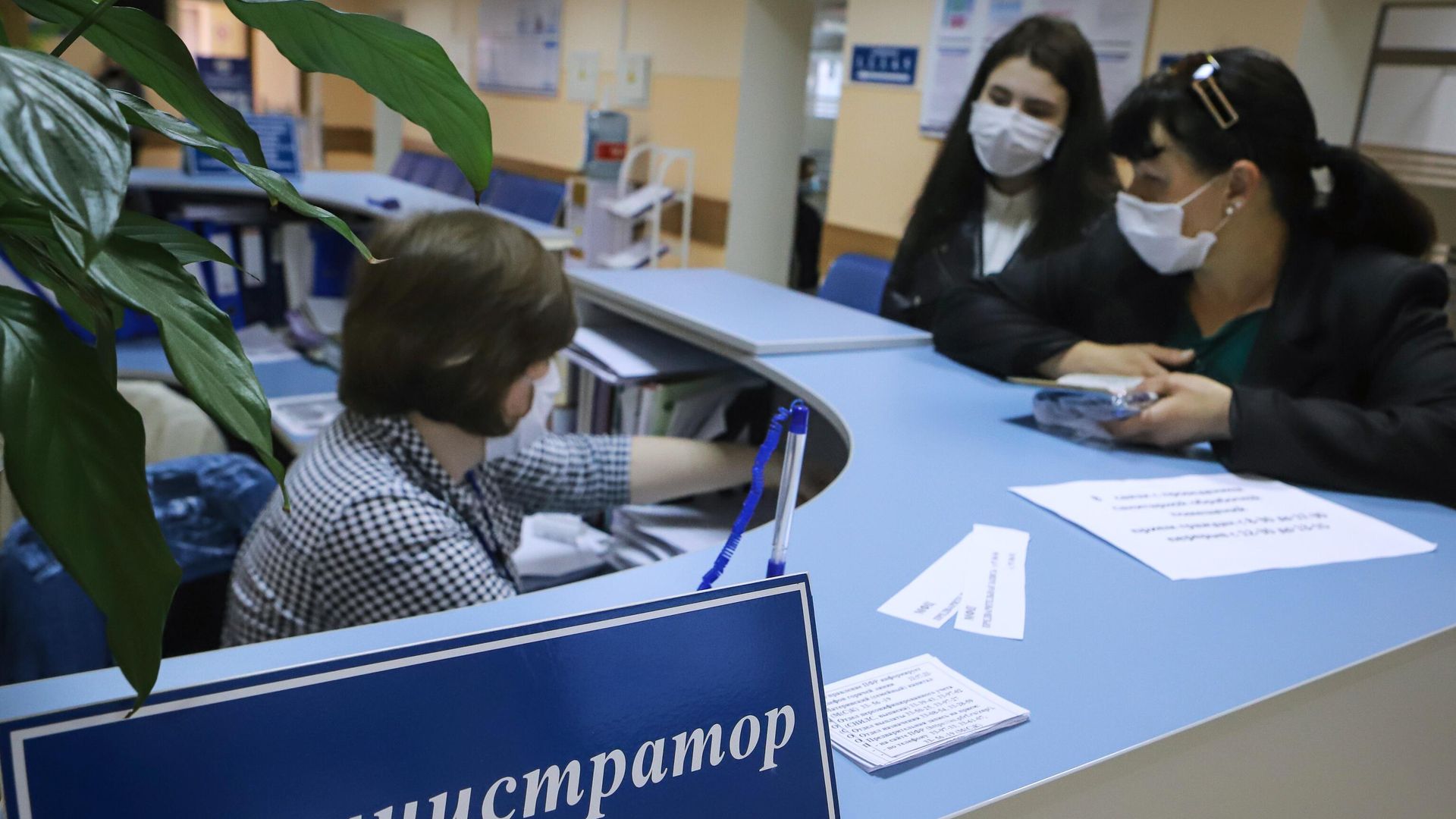 Посетители в отделении пенсионного фонда Посетители в отделении пенсионного фонда - РИА Новости, 1920, 11.12.2020