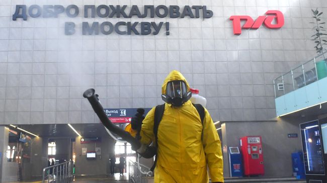 Сотрудник МЧС РФ проводит дезинфекционную обработку Ленинградского вокзала Сотрудник МЧС РФ проводит дезинфекционную обработку Ленинградского вокзала
