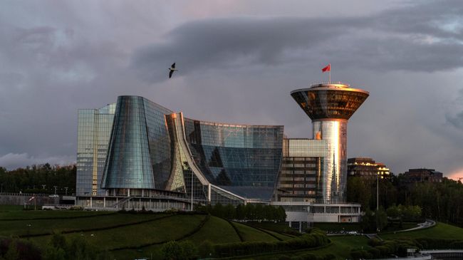 Здание Дома правительства Московской области в Мякининской пойме на берегу Москвы-реки в Красногорске Здание Дома правительства Московской области в Мякининской пойме на берегу Москвы-реки в Красногорске