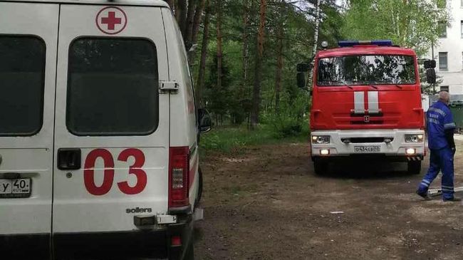Автомобили скорой помощи и пожарной службы на месте происшествия в Обнинске. 19 мая 2020 Автомобили скорой помощи и пожарной службы на месте происшествия в Обнинске. 19 мая 2020