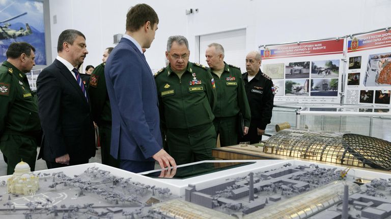 Министр обороны РФ Сергей Шойгу на выставке оборонных предприятий на территории Военно-патриотического парка культуры и отдыха Вооружённых Сил Патриот Министр обороны РФ Сергей Шойгу на выставке оборонных предприятий на территории Военно-патриотического парка культуры и отдыха Вооружённых Сил Патриот