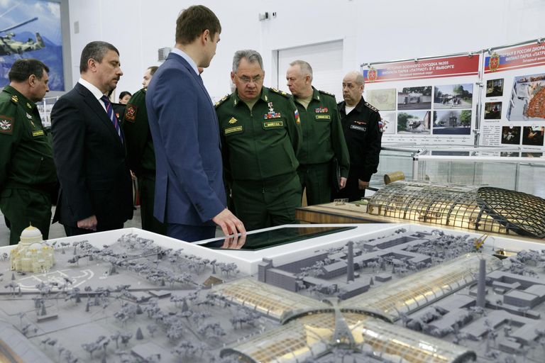 Министр обороны РФ Сергей Шойгу на выставке оборонных предприятий на территории Военно-патриотического парка культуры и отдыха Вооружённых Сил Патриот