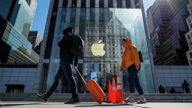 Логотип компании Apple на магазине Apple store в Нью-Йорке Логотип компании Apple на магазине Apple store в Нью-Йорке