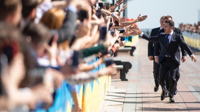 Избранный президент Украины Владимир Зеленский перед началом церемонии инаугурации в Киеве Избранный президент Украины Владимир Зеленский перед началом церемонии инаугурации в Киеве