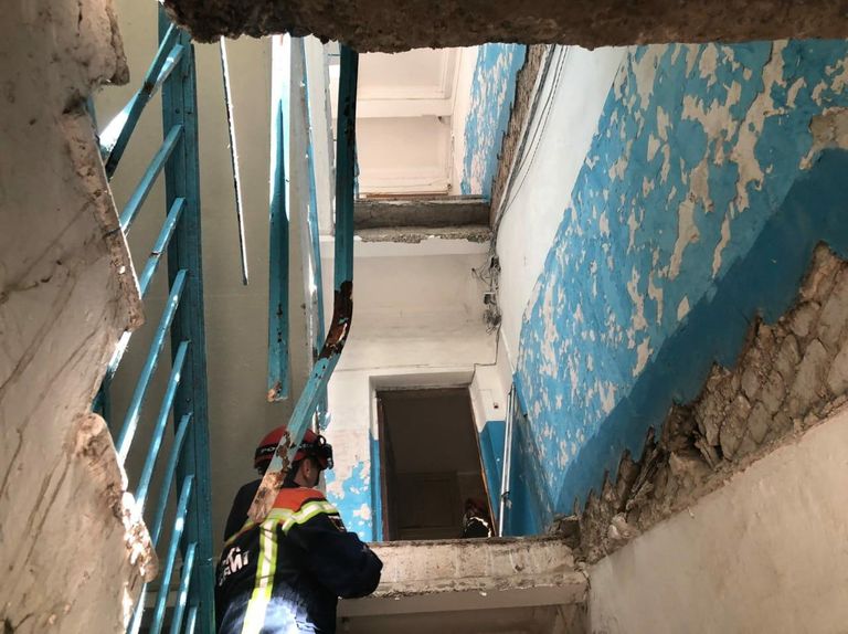 На месте обрушения лестницы в жилом доме в городе Энгельс в Саратовской области На месте обрушения лестницы в жилом доме в городе Энгельс в Саратовской области