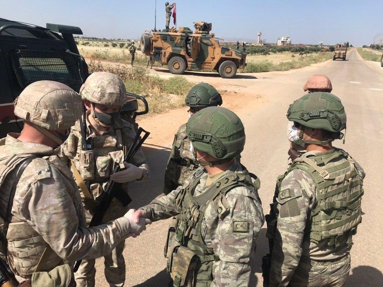 Российские и турецкие военные патрулируют сирийскую трассу Алеппо-Латакия Российские и турецкие военные патрулируют сирийскую трассу Алеппо-Латакия