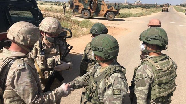 Российские и турецкие военные патрулируют сирийскую трассу Алеппо-Латакия Российские и турецкие военные патрулируют сирийскую трассу Алеппо-Латакия