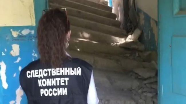 Обрушившиеся лестничные марши в подъезде дома в Энгельсе