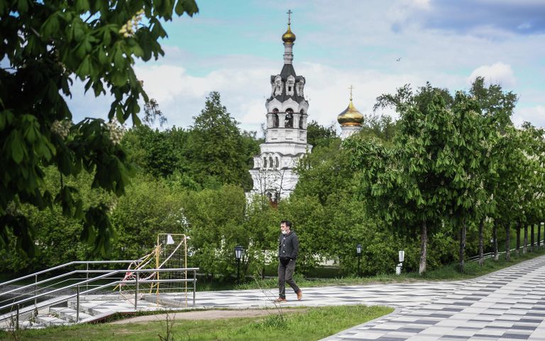 Прохожий у храма Ильи Пророка в Черкизове в Москве во время режима самоизоляции жителей Прохожий у храма Ильи Пророка в Черкизове в Москве во время режима самоизоляции жителей