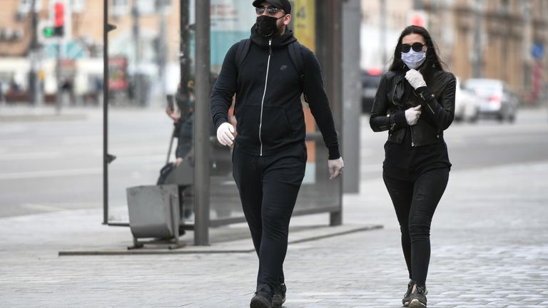 Молодые люди в защитных масках на Комсомольской площади в Москве