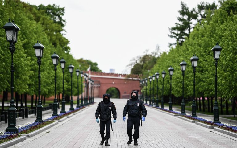 Сотрудники полиции в Александровском саду Сотрудники полиции в Александровском саду