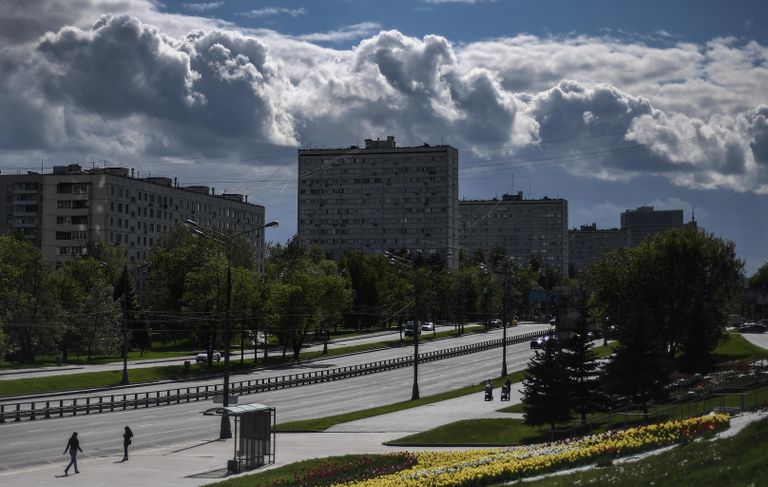 Редкие прохожие на Большой Черкизовской улице в Москве во время режима самоизоляции жителей Редкие прохожие на Большой Черкизовской улице в Москве во время режима самоизоляции жителей