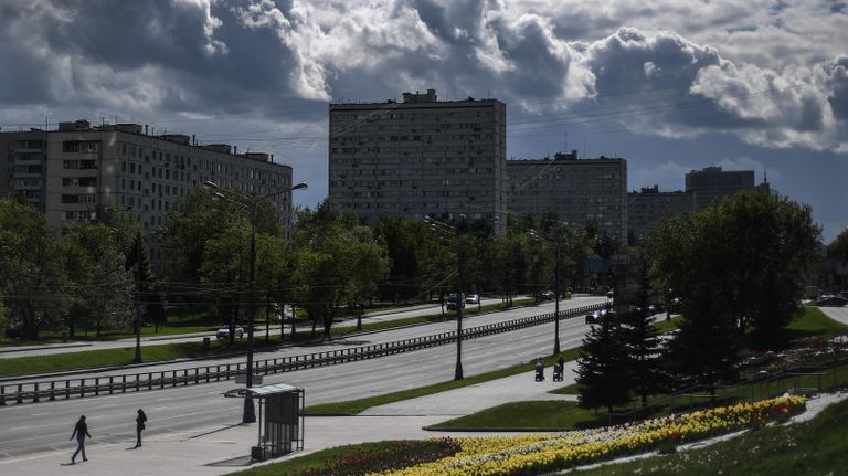 Редкие прохожие на Большой Черкизовской улице в Москве во время режима самоизоляции жителей