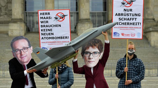 Акция против закупки новых американских истребителей F-18 в Германии Акция против закупки новых американских истребителей F-18 в Германии
