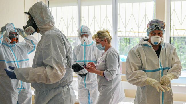 Врачи надевают костюмы в зеленой зоне Университетской клинической больницы №2 Первого МГМУ им. И. М. Сеченова Врачи надевают костюмы в зеленой зоне Университетской клинической больницы №2 Первого МГМУ им. И. М. Сеченова