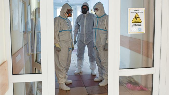 Врачи в желтой зоне Университетской клинической больницы №2 Первого МГМУ им. И. М. Сеченова