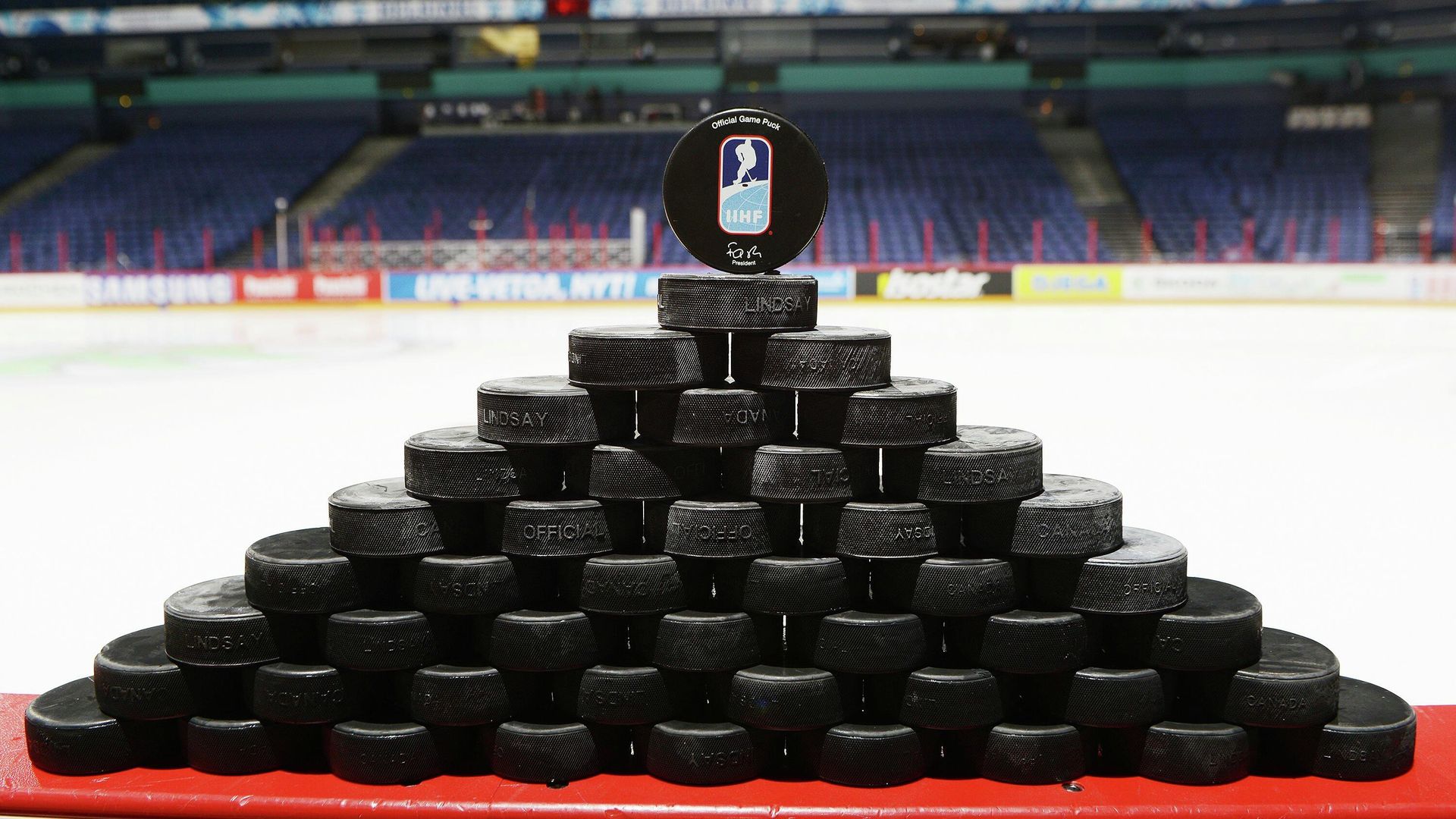 Шайба с логотипом Международной федерации хоккея (IIHF) Шайба с логотипом Международной федерации хоккея (IIHF) - РИА Новости, 1920, 13.01.2022