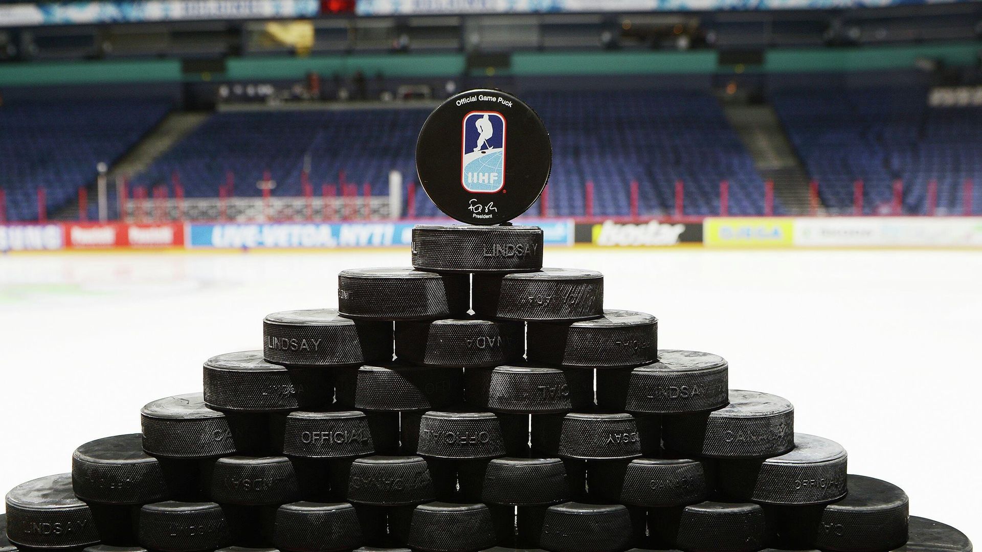 Шайба с логотипом Международной федерации хоккея (IIHF) Шайба с логотипом Международной федерации хоккея (IIHF) - РИА Новости, 1920, 02.09.2022
