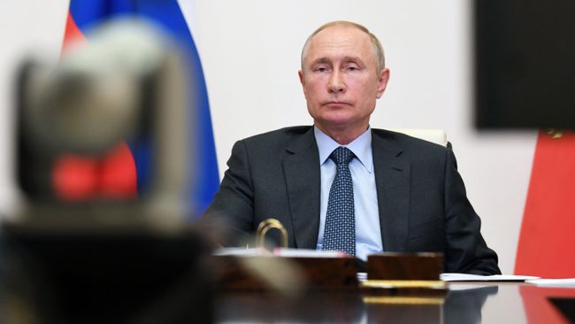 Президент РФ Владимир Путин во время встречи в режиме видеоконференции с президентом Республики Татарстан Рустамом Миннихановым Президент РФ Владимир Путин во время встречи в режиме видеоконференции с президентом Республики Татарстан Рустамом Миннихановым