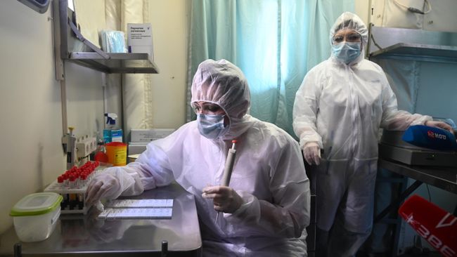 Медики в клинико-диагностической лаборатории сборного пункта военного комиссариата Ростовской области