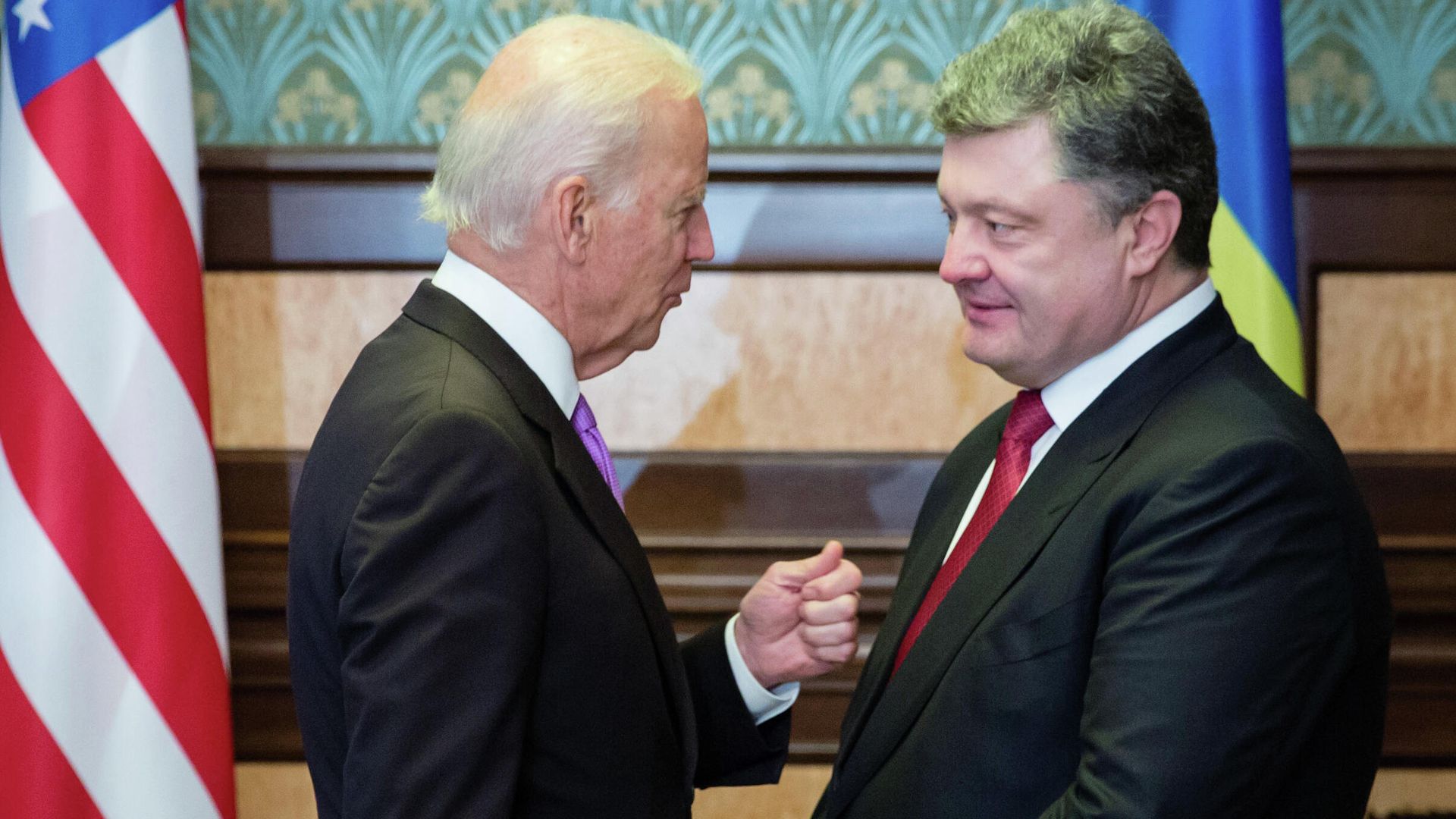 Вице-президент США Джо Байден и президент Украины Петр Порошенко во время встречи в Киеве. 2014 год Вице-президент США Джо Байден и президент Украины Петр Порошенко во время встречи в Киеве. 2014 год - РИА Новости, 1920, 12.09.2020