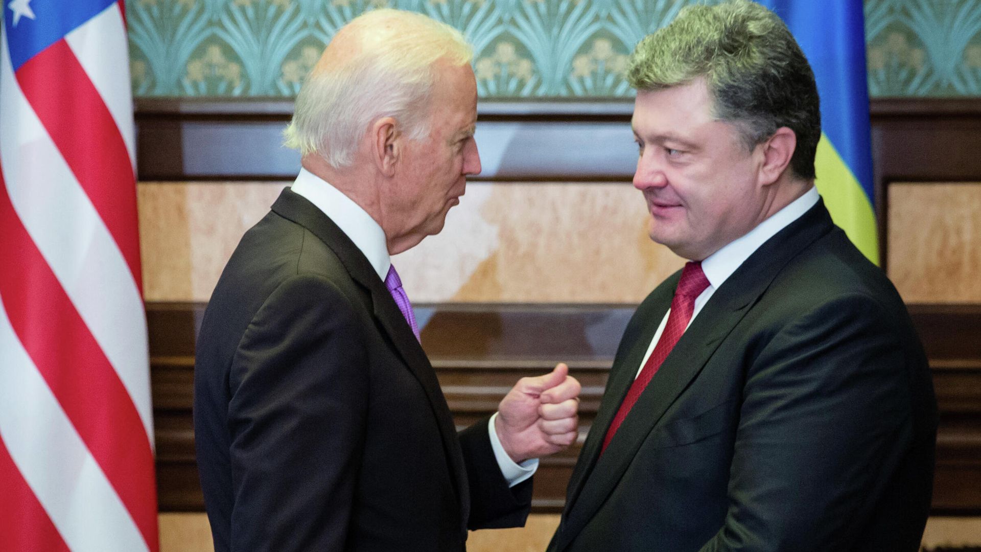 Вице-президент США Джо Байден и президент Украины Петр Порошенко во время встречи в Киеве. 2014 год Вице-президент США Джо Байден и президент Украины Петр Порошенко во время встречи в Киеве. 2014 год - РИА Новости, 1920, 12.09.2020
