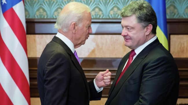 Вице-президент США Джо Байден и президент Украины Петр Порошенко во время встречи в Киеве. 2014 год Вице-президент США Джо Байден и президент Украины Петр Порошенко во время встречи в Киеве. 2014 год