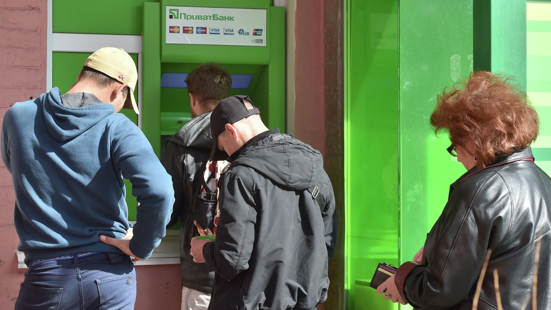 Люди в очереди к банкомату ПриватБанка в центре Киева Люди в очереди к банкомату ПриватБанка в центре Киева - РИА Новости, 1920, 21.05.2020