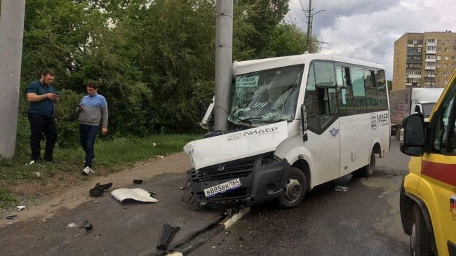 На месте ДТП с участием маршрутного автобуса в Саратове На месте ДТП с участием маршрутного автобуса в Саратове