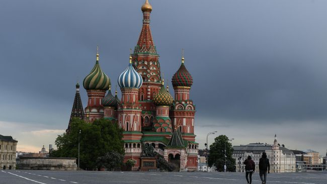 Прохожие на Красной площади в Москве Прохожие на Красной площади в Москве