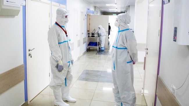 Врачи в коридоре больницы Врачи в коридоре больницы