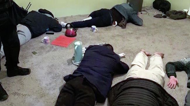 Спецоперация ФСБ России по задержанию группы наркоторговцев. Кадр оперативной съемки Спецоперация ФСБ России по задержанию группы наркоторговцев. Кадр оперативной съемки