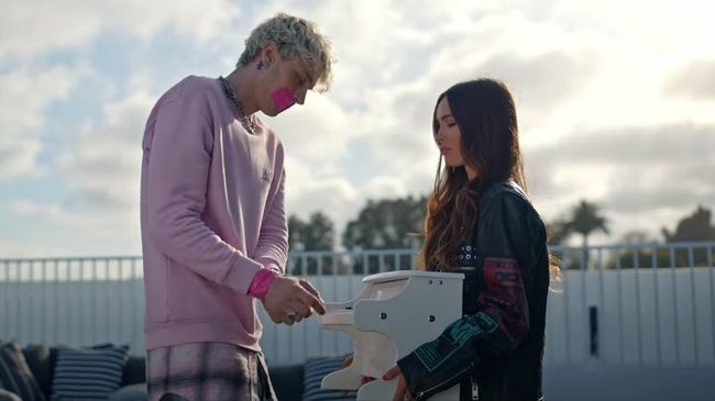 Стоп-кадр клипа на песню Bloody Valentine исполнителя Колсона Бэйкера (Machine Gun Kelly) Стоп-кадр клипа на песню Bloody Valentine исполнителя Колсона Бэйкера (Machine Gun Kelly)