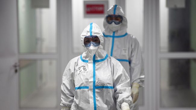 Медицинские работники в красной зоне госпиталя COVID-19 Медицинские работники в красной зоне госпиталя COVID-19