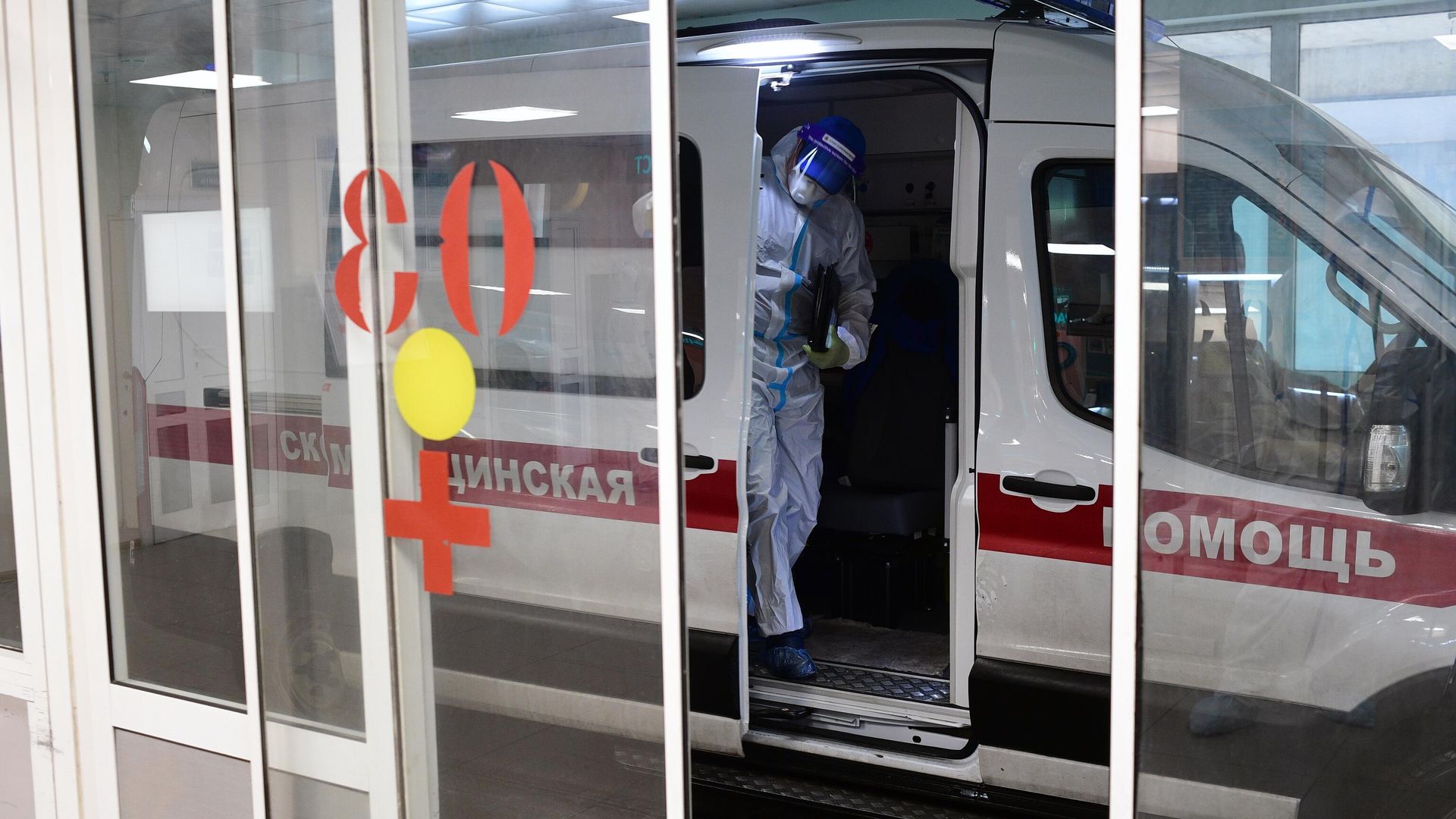 Автомобиль у приемного отделения госпиталя COVID-19 городской клинической больницы № 15 имени О. М. Филатова в Москве Автомобиль у приемного отделения госпиталя COVID-19 городской клинической больницы № 15 имени О. М. Филатова в Москве - РИА Новости, 1920, 23.05.2021