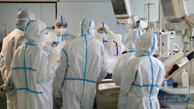 Медицинские работники и пациент в госпитале COVID-19 городской клинической больницы № 15 имени О. М. Филатова в Москве Медицинские работники и пациент в госпитале COVID-19 городской клинической больницы № 15 имени О. М. Филатова в Москве