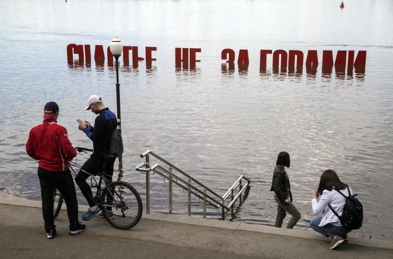 Жители Перми у арт-объекта Счастье не за горами, затопленного в результате подъема уровня воды на реке Кама