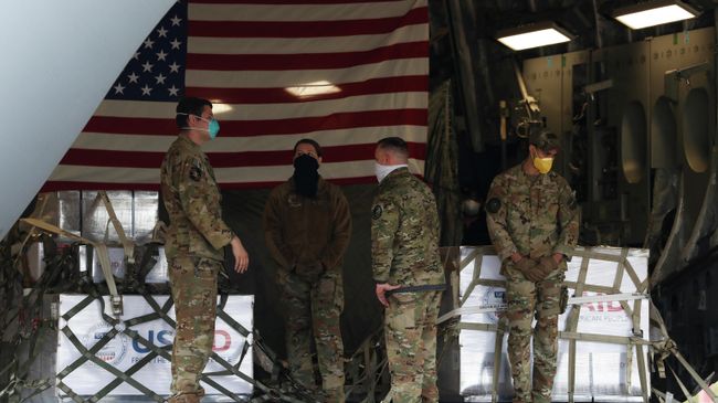 Самолет ВВС США доставил партию аппаратов искусственной вентиляции легких Самолет ВВС США доставил партию аппаратов искусственной вентиляции легких