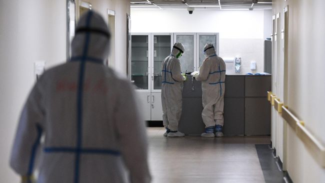 Медицинские работники в одном из отделений госпиталя COVID-19 в Центре мозга и нейротехнологий ФМБА России Медицинские работники в одном из отделений госпиталя COVID-19 в Центре мозга и нейротехнологий ФМБА России